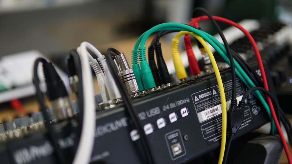 Zrozumienie różnic między połączeniami balansowanymi i niebalansowanymi w systemach audio