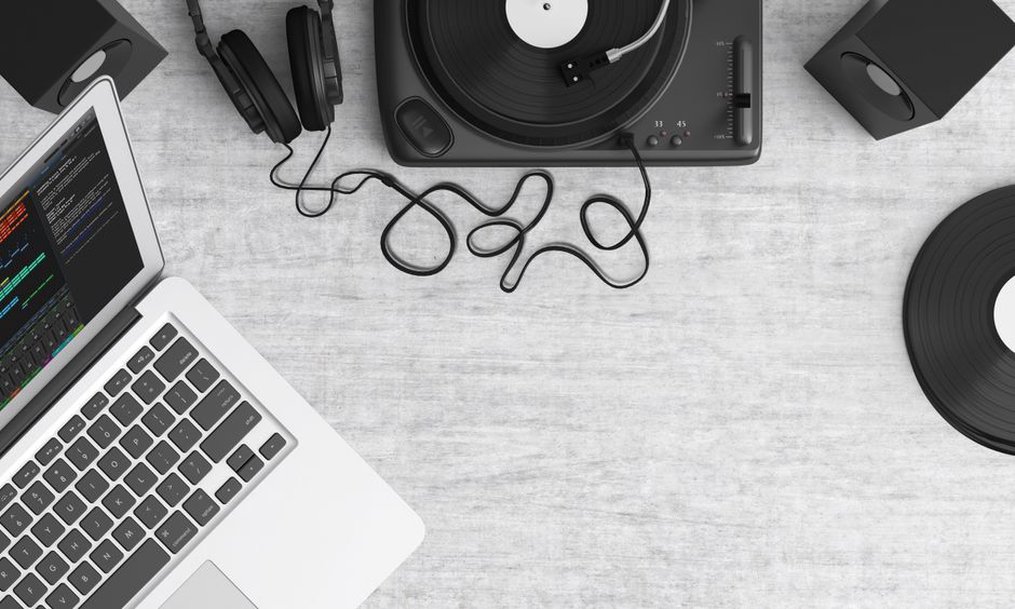 Kable audio na biurku z ekranowaniem