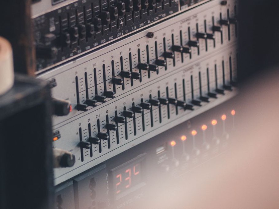 Equalizery w systemach audio: Klucz do doskonałego dźwięku
