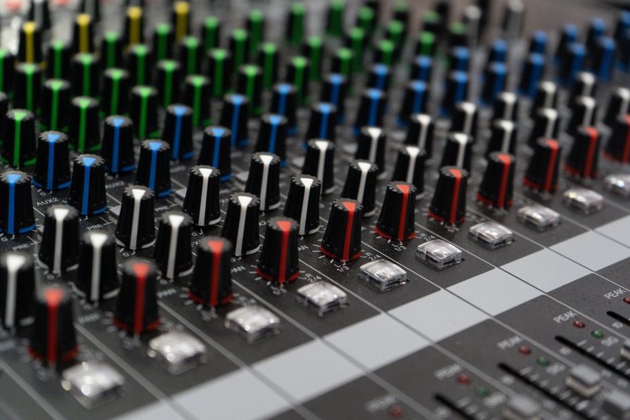 zestaw sprzętu audio w domowym systemie Hi-Fi