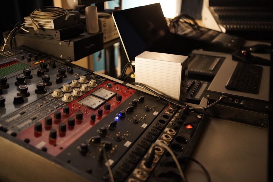 wysokiej jakości system audio w salonie