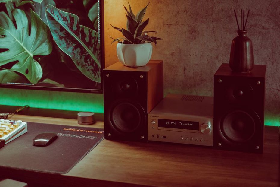 wysokiej jakości system audio w domowej aranżacji