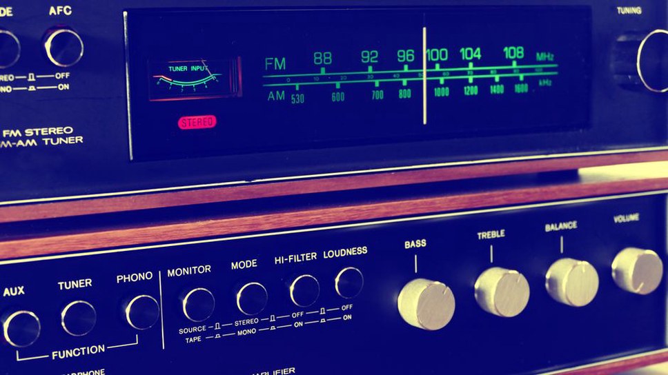 nowoczesny system audio Hi-Fi na półce