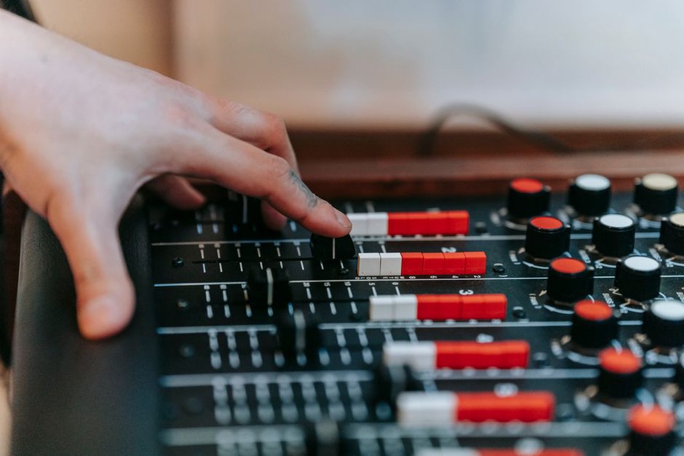 Inżynier dźwięku dostosowujący sprzęt audio
