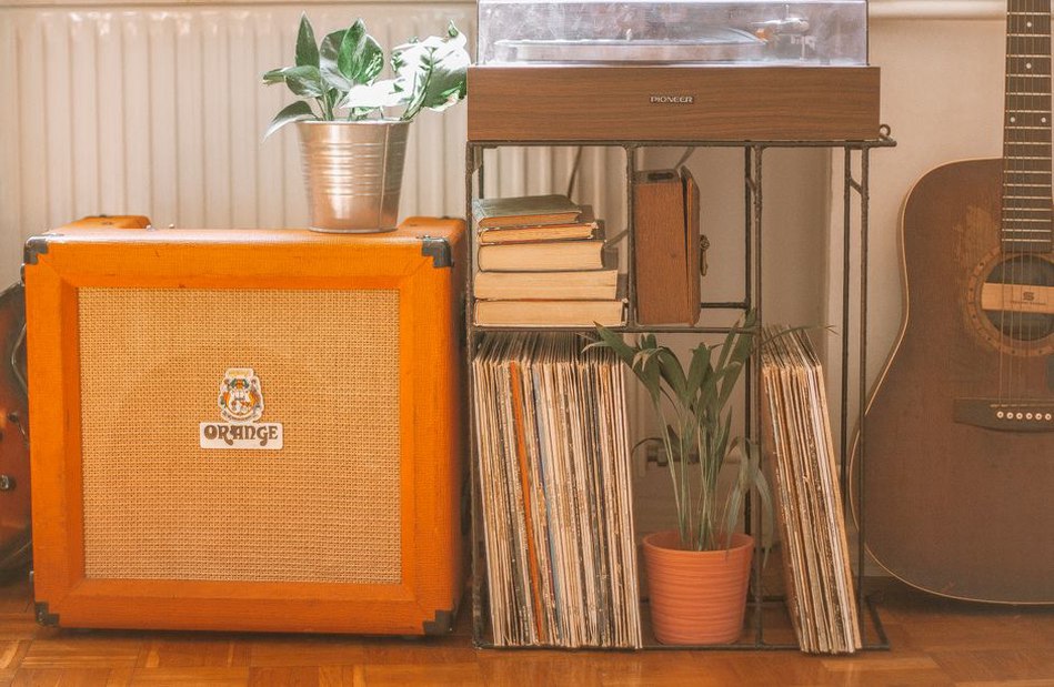 Wzmacniacz analogowy w salonie w stylu vintage