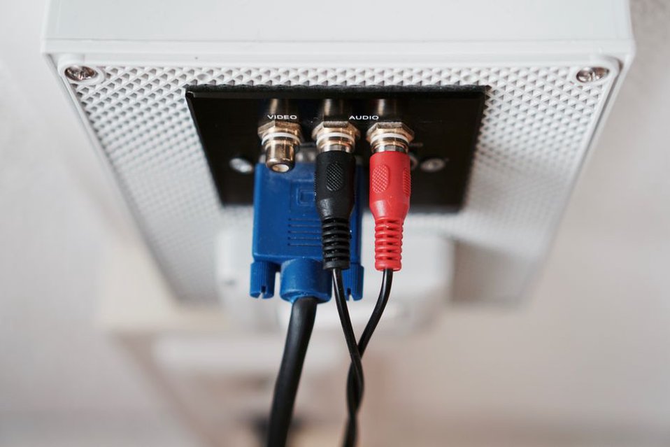 kable audio i złącza w systemie stereo