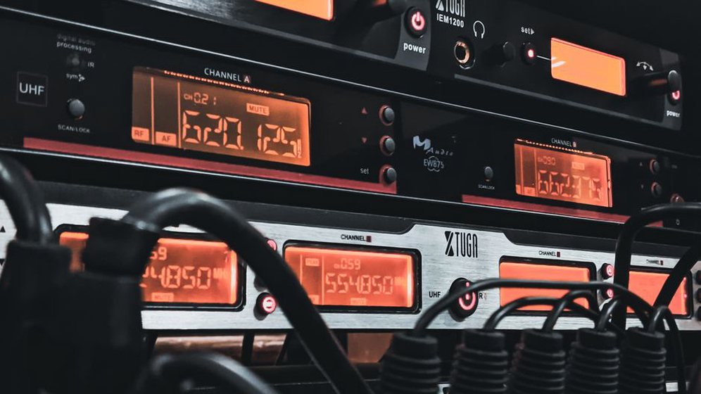 Przewody sygnałowe podłączone z tyłu urządzeń audio