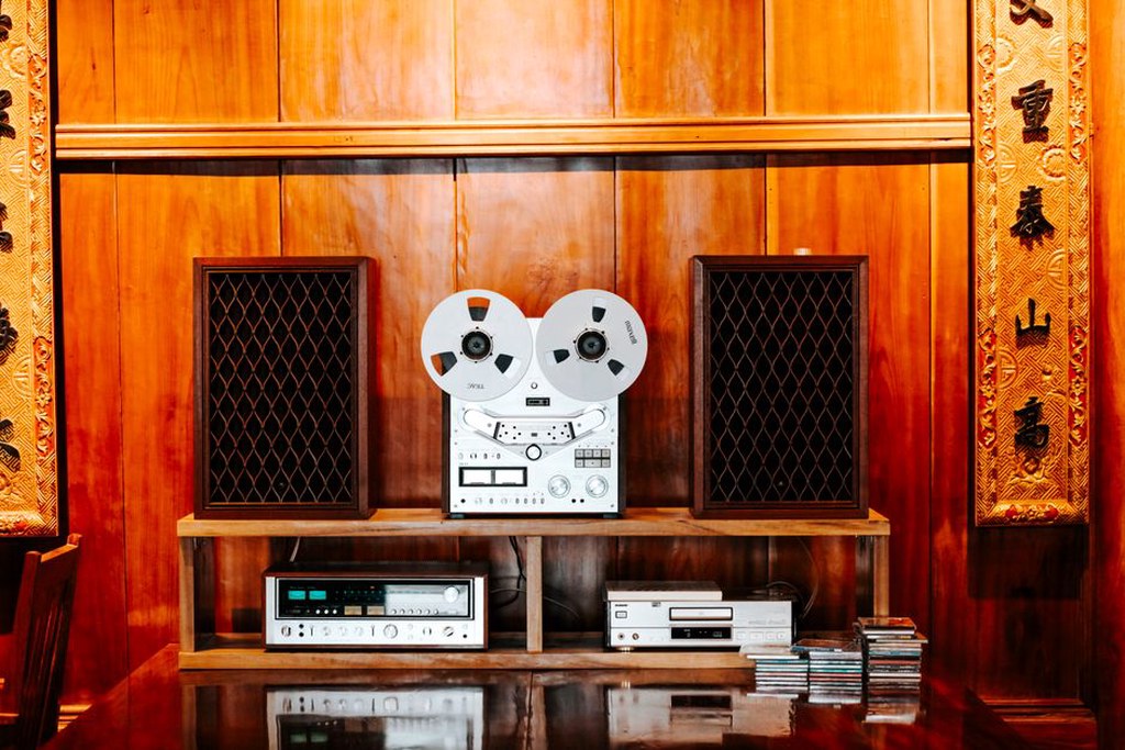 Wzmacniacz stereo współpracujący z kolumnami podstawkowymi