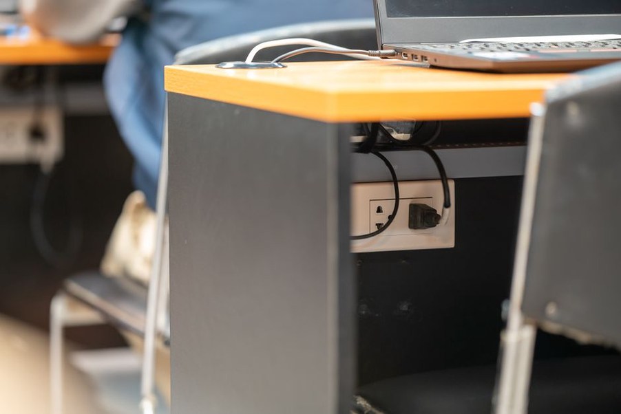 Przewody za zestawem stereo ułożone bez naprężeń