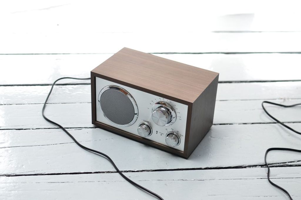 Kolumny stereo i wzmacniacz w pokoju odsłuchowym