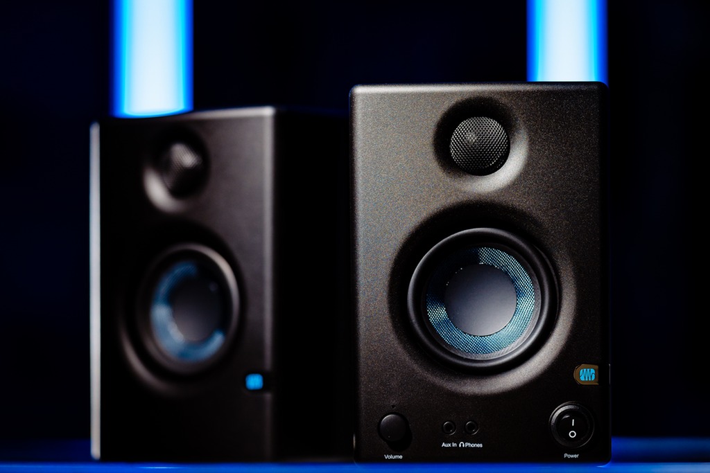 Kolumny stereo podczas odsłuchu muzyki elektronicznej