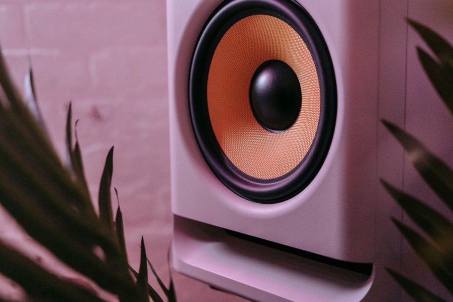 subwoofer w domowym systemie stereo