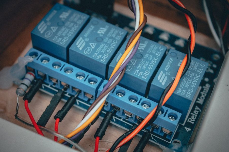Rozmieszczenie zasilacza i dwóch modułów końcówek