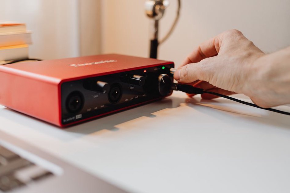 Przewody RCA i XLR przy wyjściach urządzenia audio