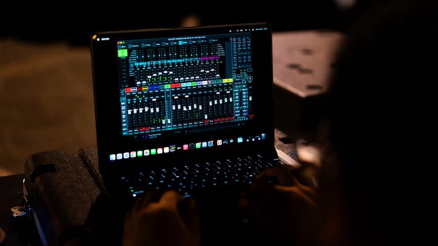 Widmo przydźwięku podczas sprawdzania toru audio