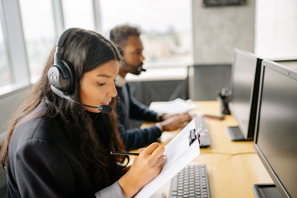 Technik porównuje zgłoszenia dotyczące domowych systemów audio