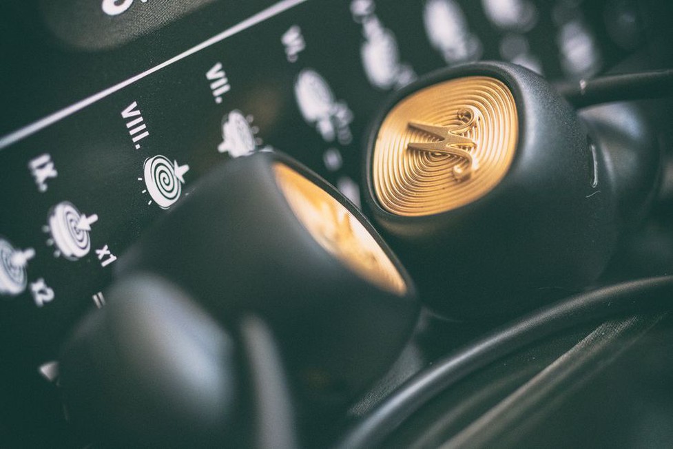 Zaciski głośnikowe niewielkiego wzmacniacza stereo
