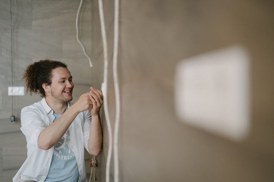 Pomiar napięcia gniazda podczas kontroli instalacji