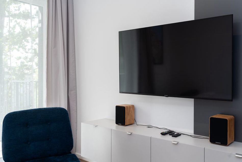 Subwoofer z miejscem na ustawienie obok szafki RTV