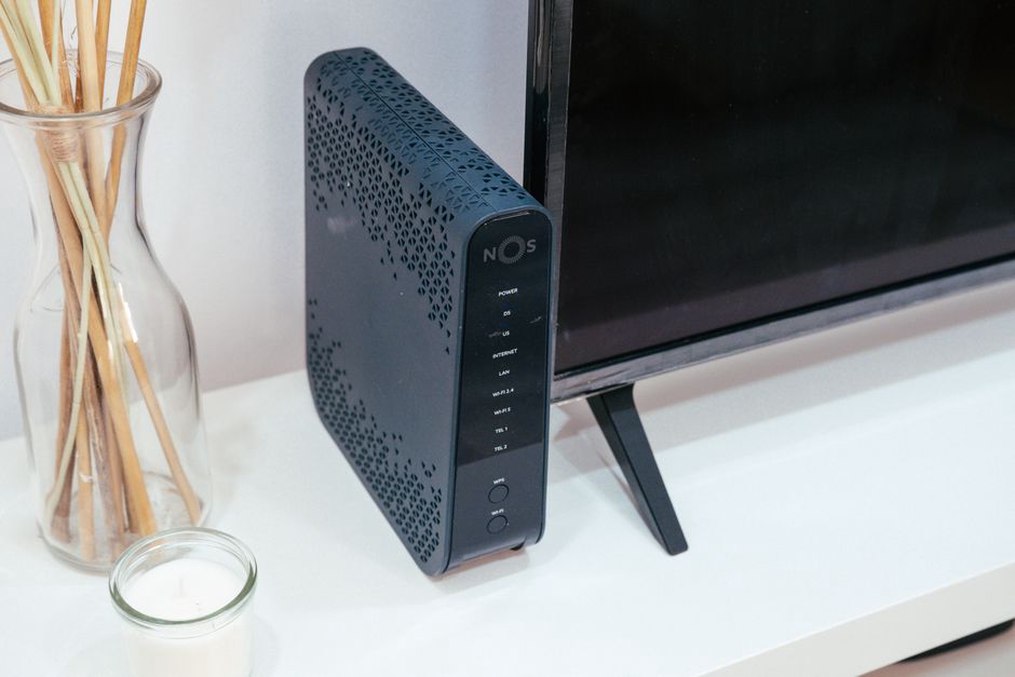 Router i streamer ustawione na otwartej półce