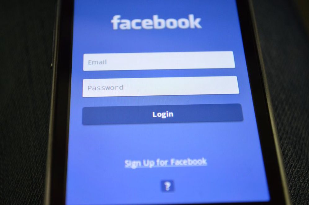 Formularz kontaktowy sprawdzany na ekranie telefonu