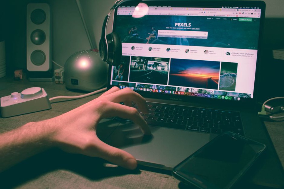 Kontrola poradnika na ekranie telefonu i komputera