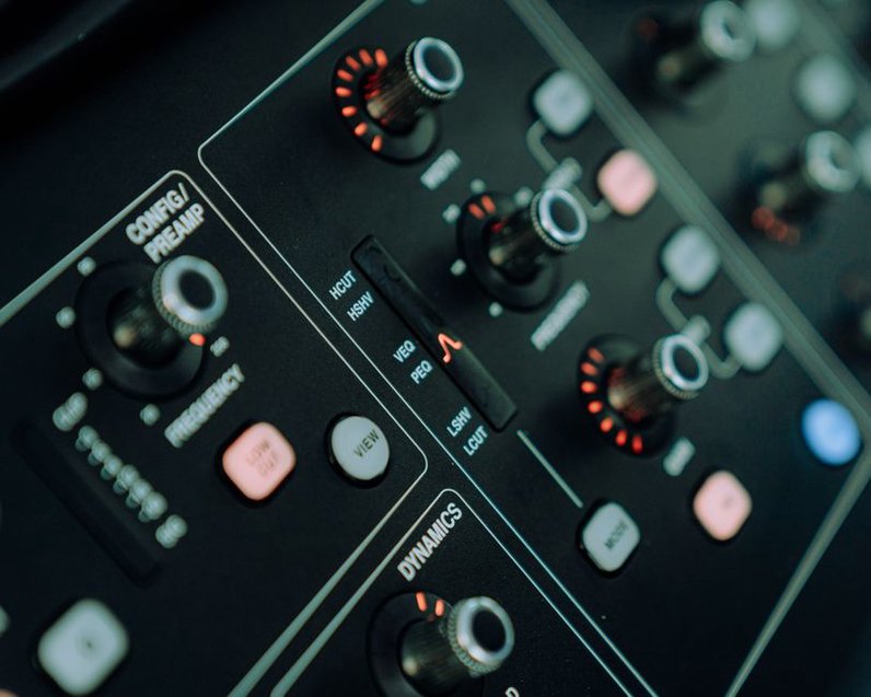 Gniazda XLR na tylnych panelach urządzeń Hi-Fi